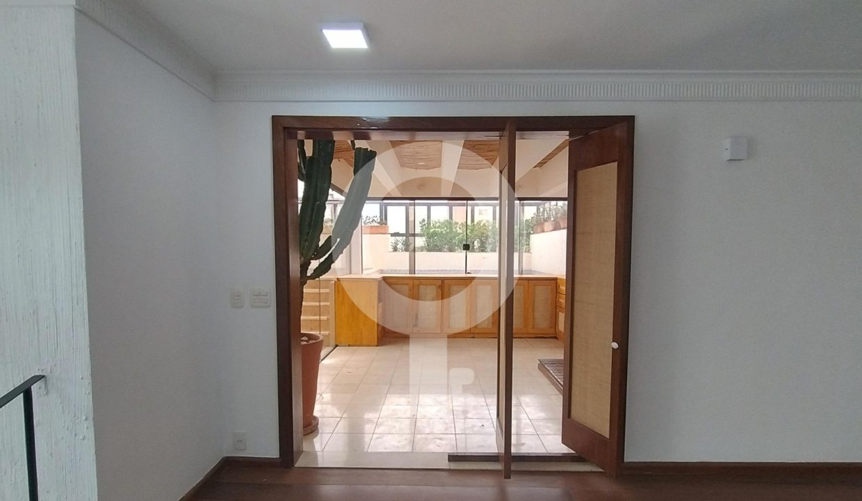 Aluga-apartamento-cobertura-duplex-no-Morumbi-sala-de-lareira-6